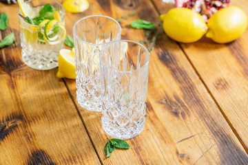 Fototapeta premium Cocktail Glas Close Up in Bar mit Zitronen