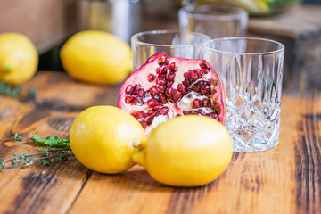 Cocktail Close Up mit Granatapfel, Glas und Orange 