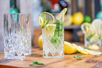 Cocktail Glas Close Up in Bar mit Zitronen