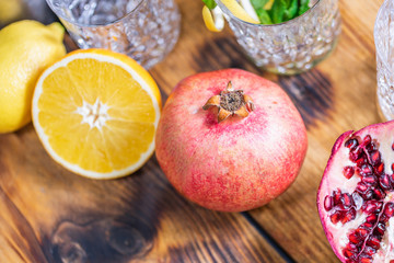 Cocktail Close Up mit Granatapfel, Glas und Orange