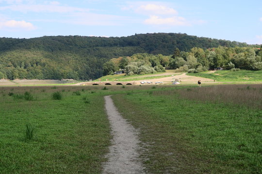 Der teils ausgetrocknete Ederstausee in Nordhessen mit der alten Aseler Br&uuml;cke 