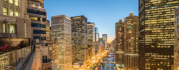 Foto auf Glas Panoramic illuminated waterfront skyscrapers along Chicago river at blue hour © trongnguyen