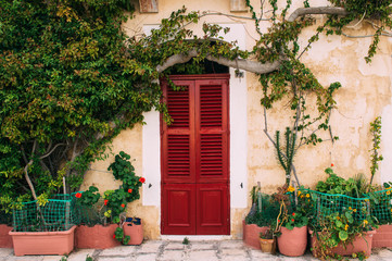 Fototapeta na wymiar Maltese old red door