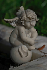 kleiner Engel aus Marmor auf Kugel sitzend