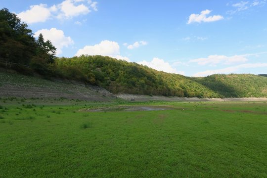 Der teils ausgetrocknete Edersee bei Asel-S&uuml;d