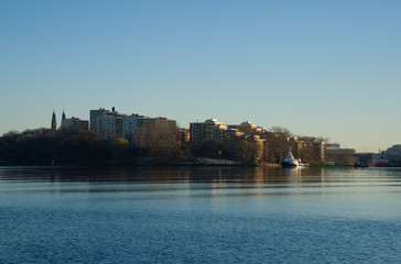 Fototapeta na wymiar Houses a cold frosty day at the lake Malaren in Stockholm at winter
