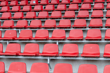 krzesła na stadionie czerwone