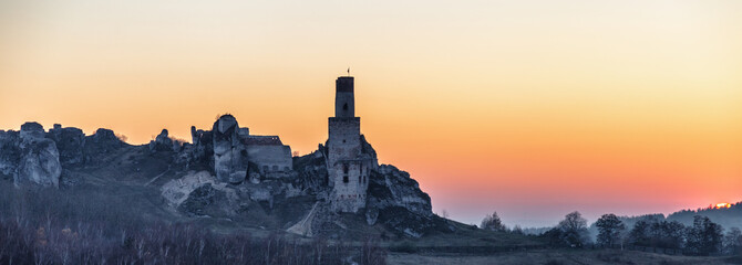 średniowieczny zamek ruiny zachód słońca 