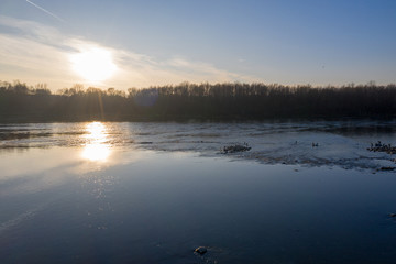 zachód słońca nad rzeką Wisła Warszawa kamienie