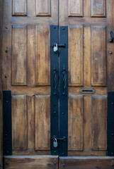 Puerta de madera con cerraduras de fierro