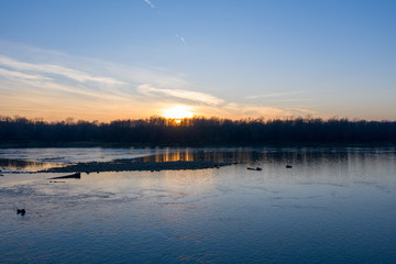 zachód słońca nad rzeką Wisła Warszawa kamienie las