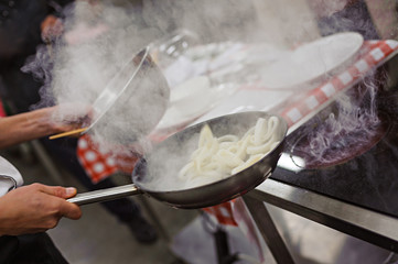 cook cookes the squid on a frying pan