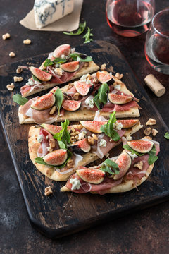 Figs and prosciutto on naan bread