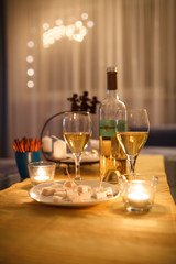 Käse und Weißwein