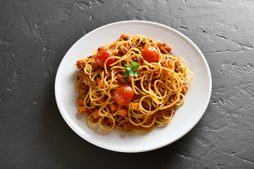 Spaghetti with minced meat and cherry tomatoes