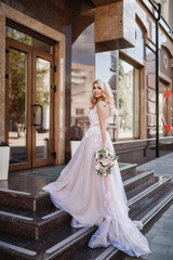 Obraz premium Photo shoot of the newlyweds on the street. Kirov Avenue. Saratov.