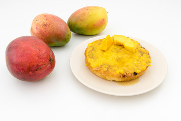 Pastel de mango sobre fondo blanco