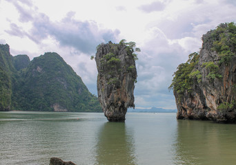 Obraz premium Khao Phing Kan lub Ko Khao Phing Kan to wyspa w Tajlandii, położona w zatoce Phang Nga na północny wschód od Phuket, powszechnie znana jako wyspa Jamesa Bonda, ponieważ tam nakręcono Człowieka ze złotym pistoletem.