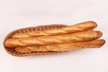Французские багеты в корзине