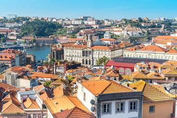 Fototapeta na wymiar View to the historical old town of Porto and Vila Nova de Gaia