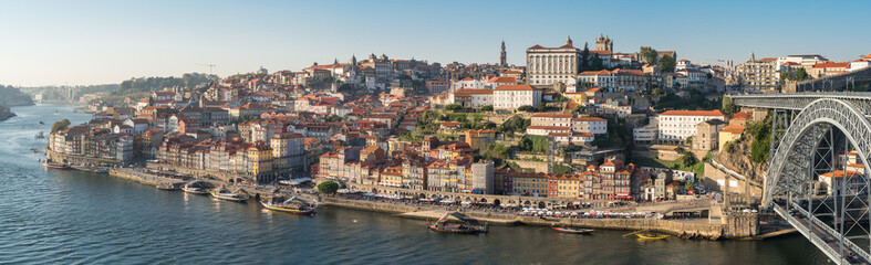 Fototapeta premium Panorama historycznej części Porto, dzielnicy Ribeira i słynnego mostu Dom Luis I, widziana z miasta Vila Nova de Gaia
