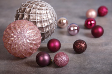 moderne glitzernde weihnachtskugeln - altrosa, purpur, pink