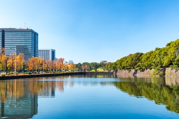 (東京都ｰ都市風景)お濠水面に映る丸の内オフィス街の秋１０
