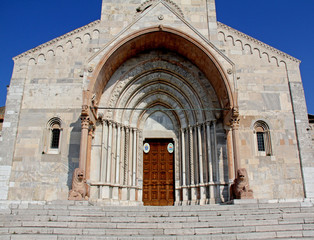 la facciata della Cattedrale di San Ciriaco ad Ancona col grande portale gotico