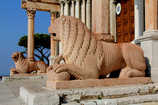 leoni stilofori; protiro del portale maggiore della Cattedrale di San Ciriaco, Ancona