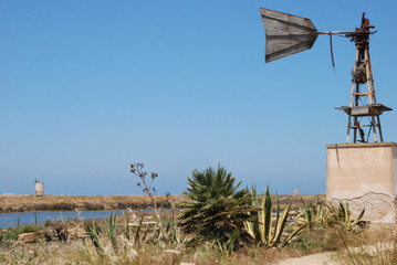 Mulino a vento nelle saline di Trapani