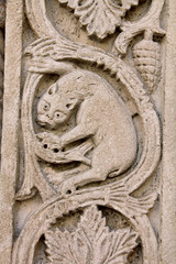 felino in agguato; bassorilievo nello stipite del portale della chiesa romanica di Santa Maria della Piazza, Ancona