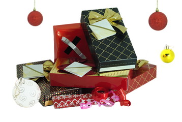 Monte de presentes e enfeites de natal com bolas de natal penduradas e laços decorativos