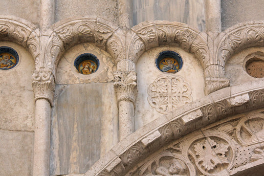 Ancona, chiesa romanica di Santa Maria della Piazza: particolare della decorazione in marmo della facciata