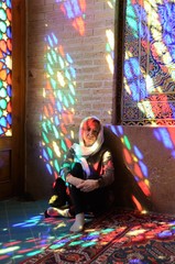 Donna con velo  con rifrazioni colorate da vetro artistico