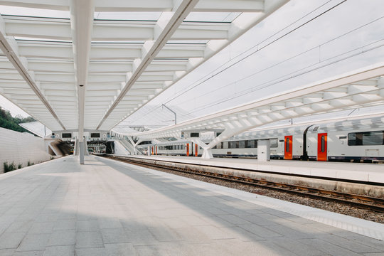 Moderner heller Bahnhof