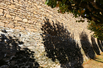 Burgmauer mit Schatten