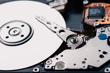 Obraz premium close up of the internals of a mechanical computer hard drive