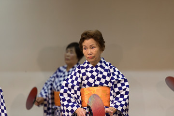 踊っている高齢の女性