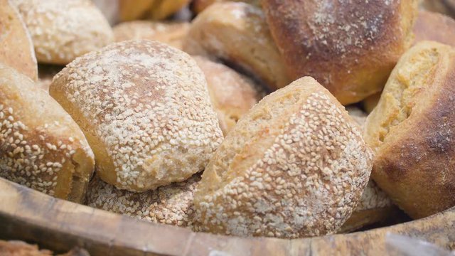 21253_The_closer_look_of_the_bread_with_the_sesame_seeds.mov