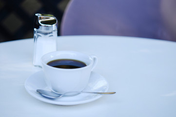 カフェのコーヒーとシュガーポッド