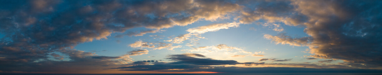 Obraz premium Panorama of clouds at sunset