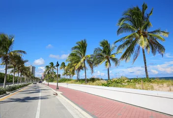 Photo sur Plexiglas Atlantic Ocean Road Traveling north, State Road A1A runs along the Atlantic Ocean in Fort Lauderdale, Florida.   Sand dunes and white walls protect the road from King Tides and large waves.