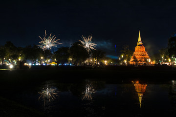 Obraz premium Beautiful Firework Reflection Over Old Pagoda Loy Krathong Festival Sukhothai Thailand Amazing Historic Town