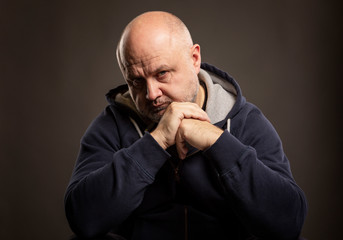 Obraz premium Adult bald man with a thoughtful look