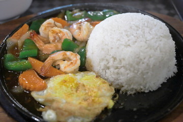 カンボジアのシーフードエビランチ