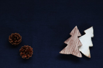 木製のツリーとまつぼっくり クリスマスのオーナメント テーブル