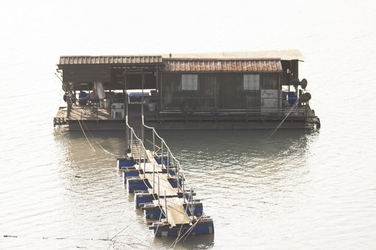 pontile artigianale sul fiume Po con imbarcazione e chiatta