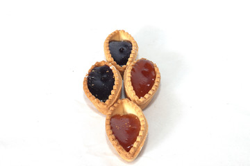 dessert dolci di pasta con marmellate in esposizione per la vendita