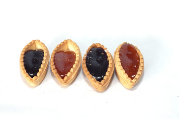 dessert dolci di pasta con marmellate in esposizione per la vendita