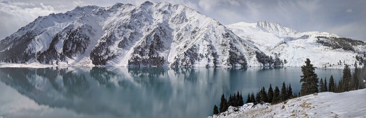 Fototapeta na wymiar Emerald lake in the mountains